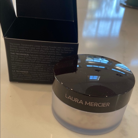 Laura Mercier Setting powder for Flawless Finish - Picture 13 of 13